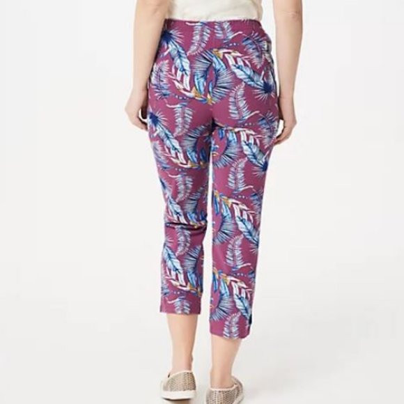 Women with Control Petite Pull-On Print Crop Pants - Picture 2 of 3